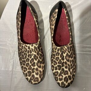 Munro Leopard Print Shoes Size 7.5 Comfortable Slip-On Flats Very Good Condition